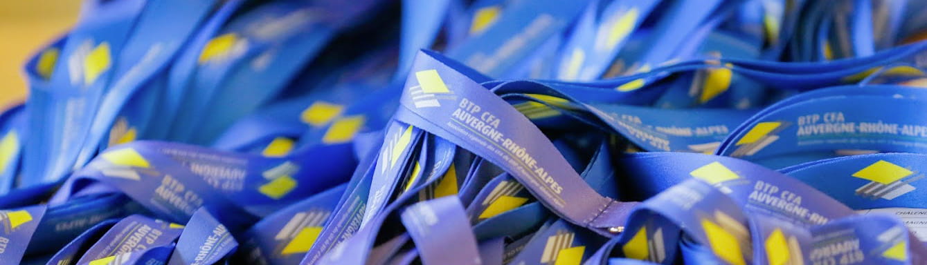 Apprenti mécanicien qui travaille